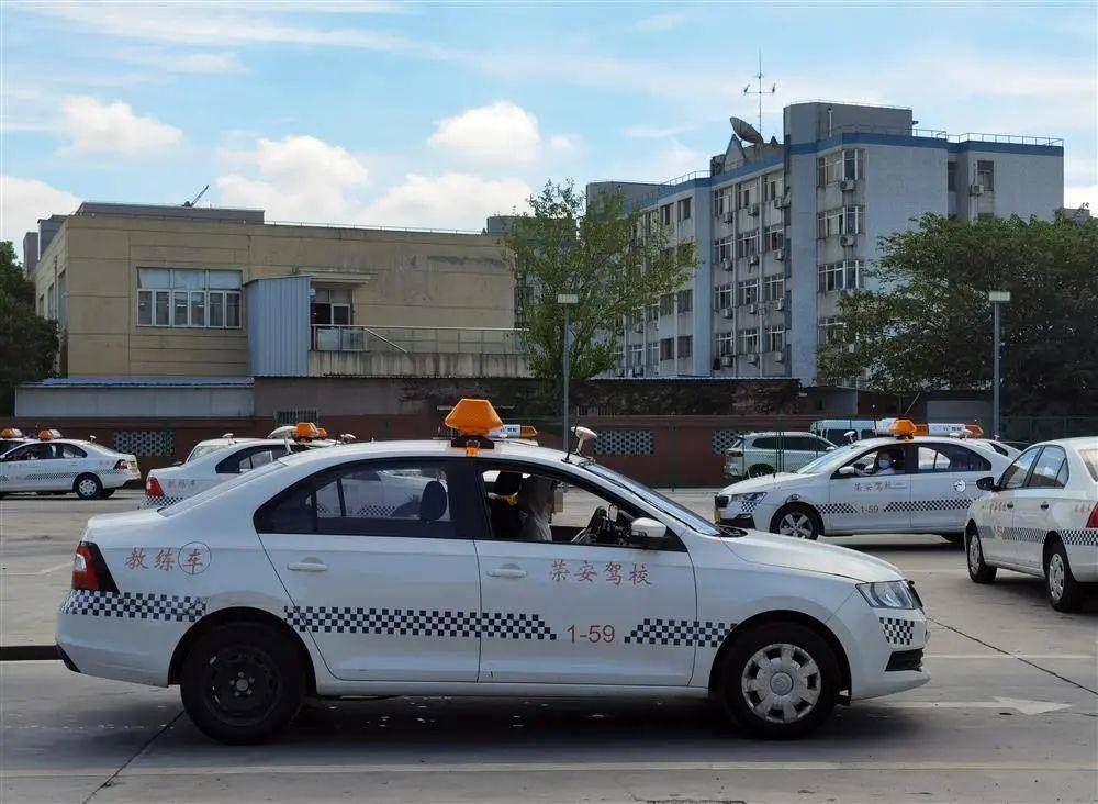 駕考無憂，盡在我校 理論速培穩(wěn)過，練車一對一高效學(xué)車