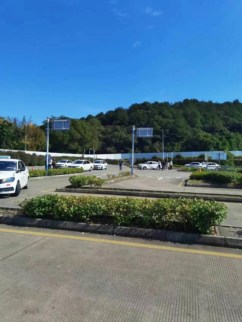 我校學車優(yōu)勢 科一科四限時通過，一對一速培高效穩(wěn)過